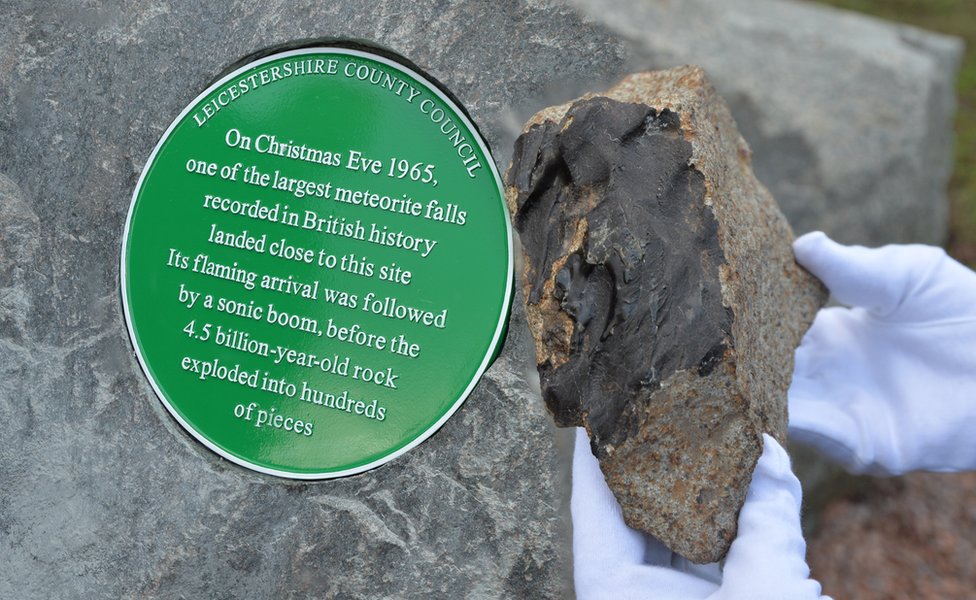 Мемориальная доска и кусок метеорита Барвелл