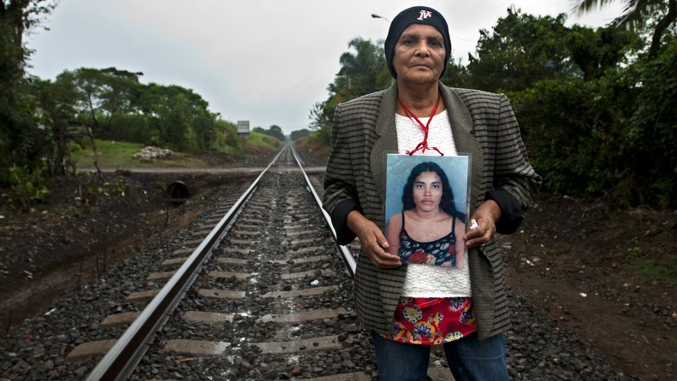 Пилар Эскобар Медина держит фотографию своей дочери Ольги, которую она в последний раз видела в 2009 году