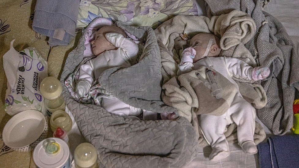 Bebés prematuras Sophia y Diana junto a sus mamaderas