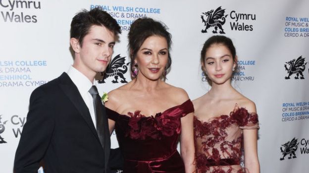 威爾士演員澤塔瓊斯和自己兩個孩子在紐約出席一個支持威爾士演藝界的活動。