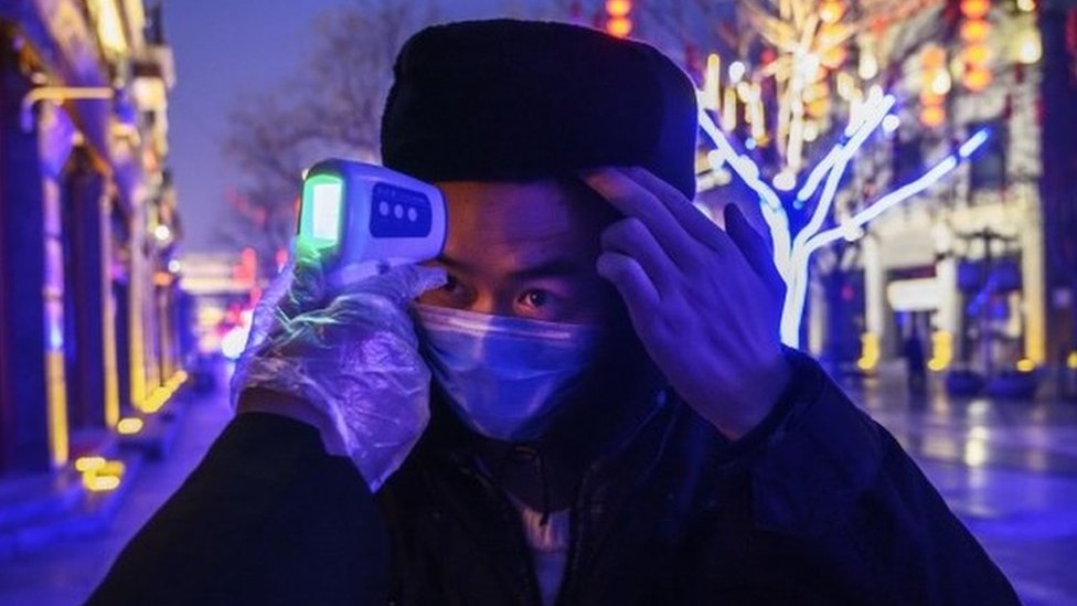 Miden la temperatura a un hombre en Pekín.