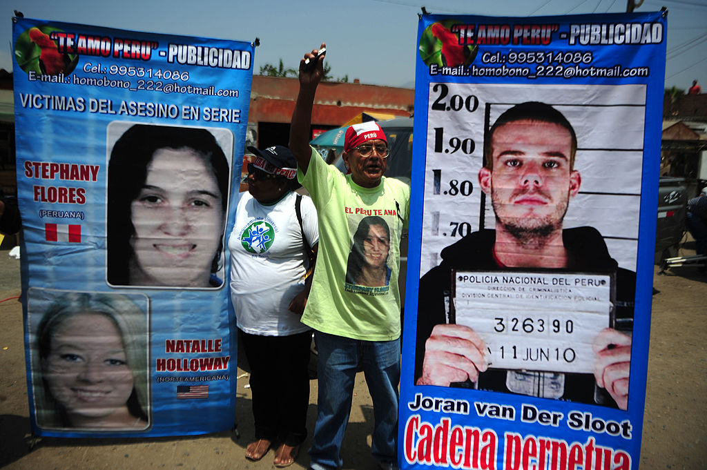 Peruanos con carteles contra Van der Sloot