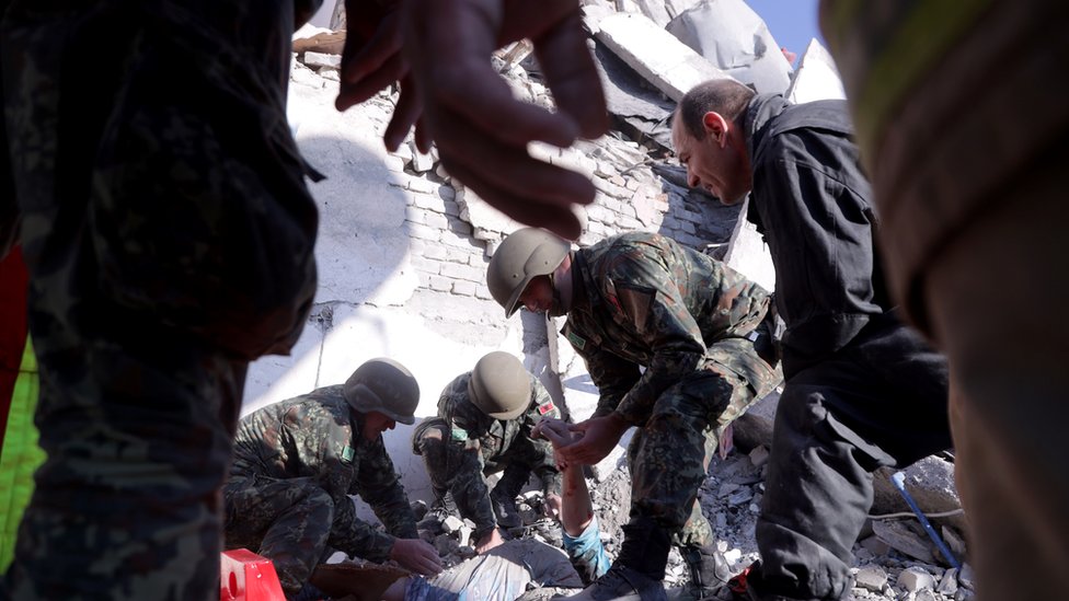 Vojska pomaže u izvlačenju povređenih iz ruševina