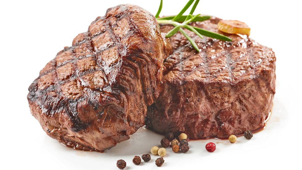 Esa capa medio quemada es lo que le da un sabor delicioso a la carne. Carne