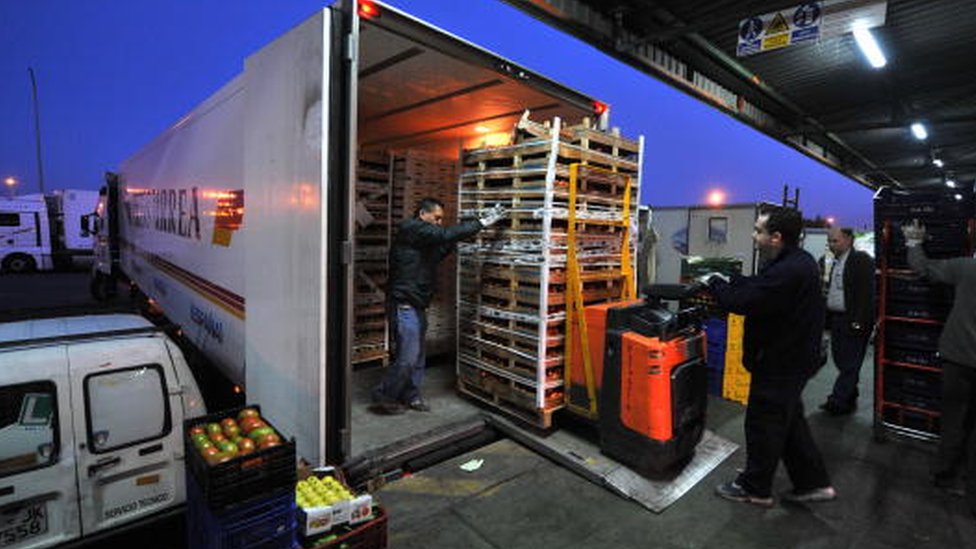 Погрузка овощей в грузовик в испанском регионе Мерсия (12 июня 2008 г.)