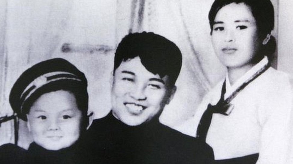 Una foto sin fecha de Kim Il-sung (en el medio), su primera esposa Kim Jong-suk y su hijo Kim Jong-il, exhibida en una escuela secundaria en Seúl. Una foto sin fecha de Kim Il-sung (al medio), su primera esposa Kim Jong-suk y su hijo Kim Jong-il, exhibida en una escuela secundaria en Seúl.