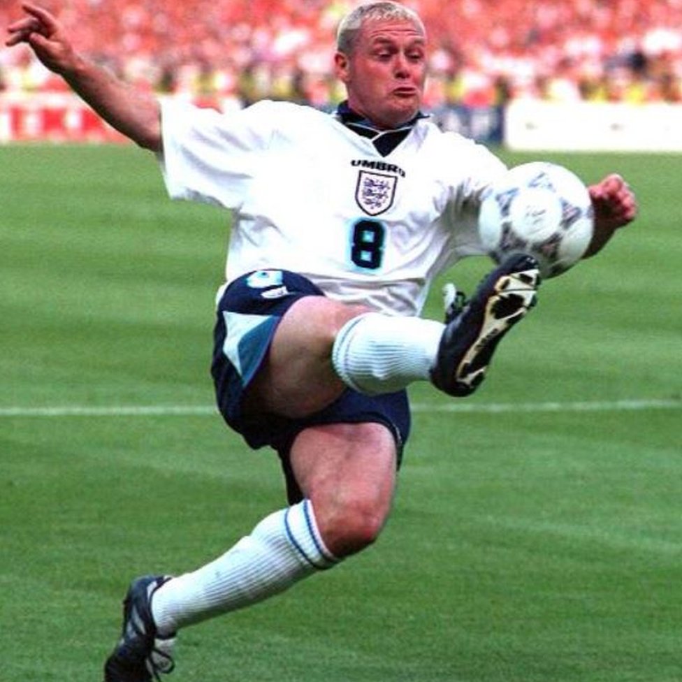 Пол Гаскойн играет против Голландии во время группового матча Евро-96 Англия - Голландия на Уэмбли, в котором Англия выиграла 4-1.
