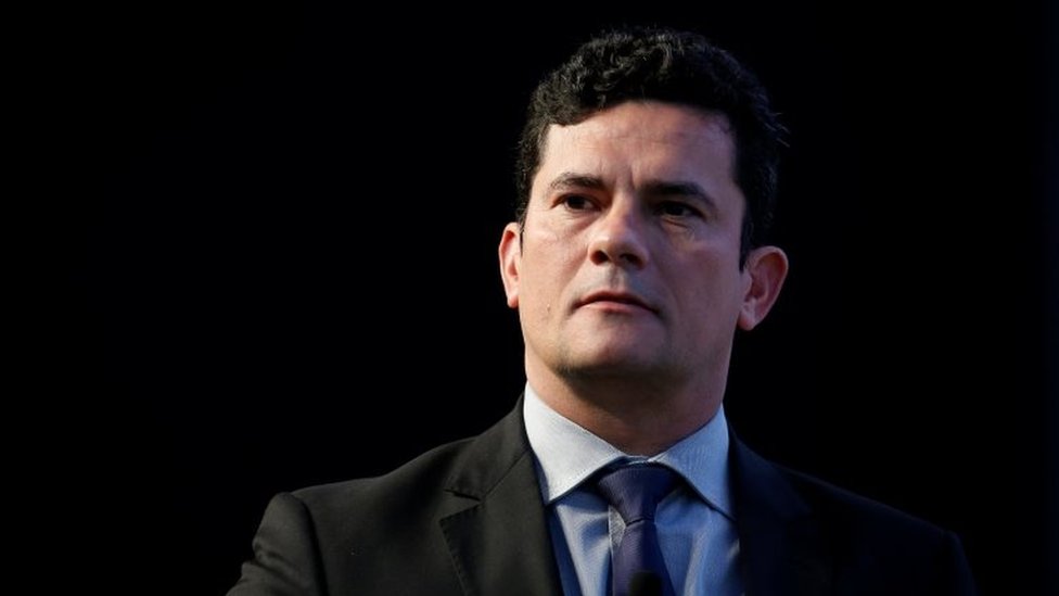 El juez Moro emitió su sentencia en el marco del operativo "Lava Jato" (lavado de autos, en portugués), la gigantesca trama de corrupción que rodeó a la petrolera estatal Petrobras y salpicó a políticos y poderosos empresarios de Brasil. Sérgio Moro