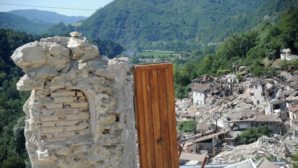 Дверь разрушенного здания в Пескара-дель-Тронто, Италия