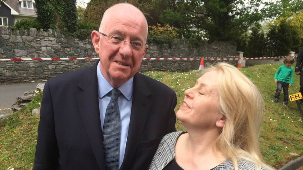 Лори встретилась с министром юстиции Ирландии Чарли Фланаганом во время церемонии получения гражданства