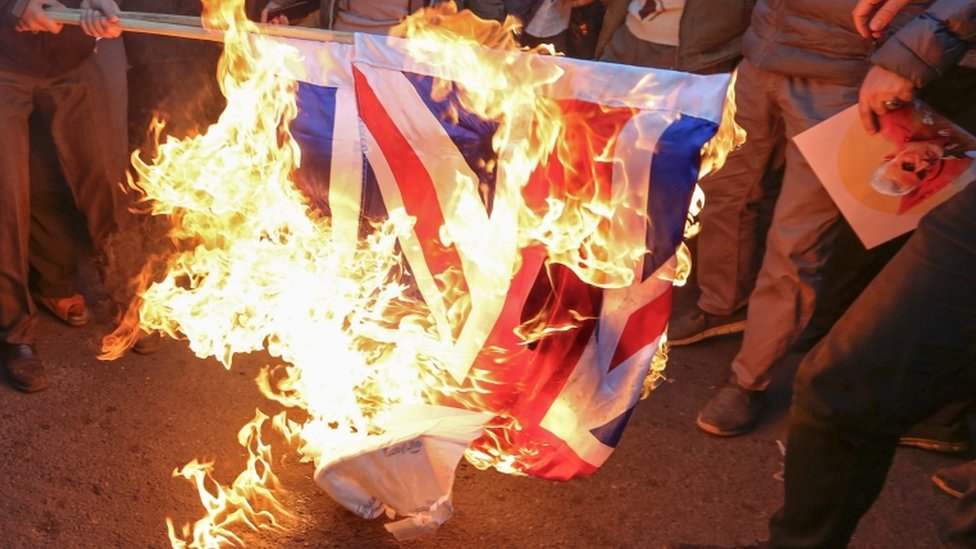 Протестующие сжигают флаг Великобритании и Израиля в Тегеране
