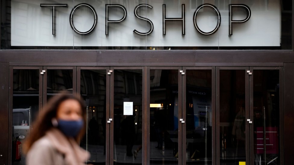 Женщина идет по Topshop