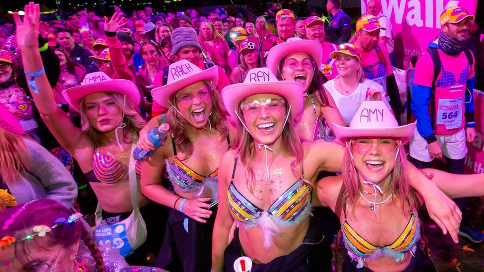 Thousands take part in 25th MoonWalk in London - BBC News