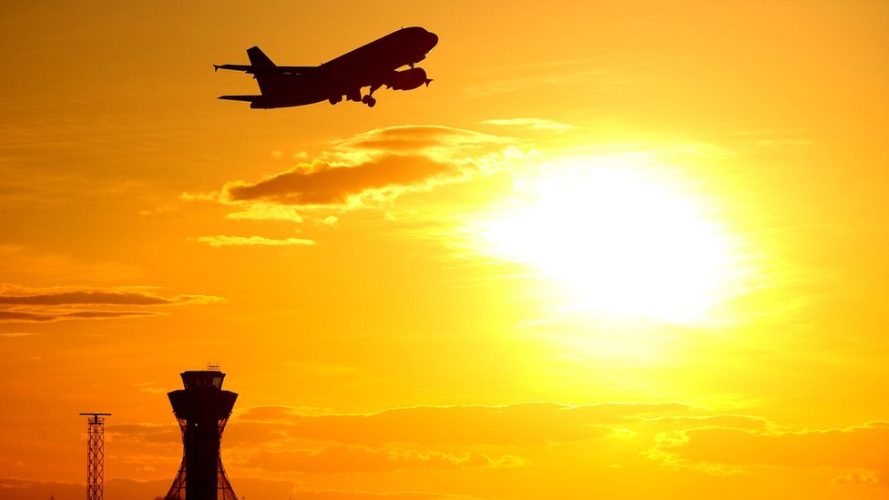 Se estima que el actual descenso de los precios producirá que la cantidad de viajes realizados hasta fin de año sea un 7,2% superior al del año pasado. Avión en el aeropuerto de Newcastle