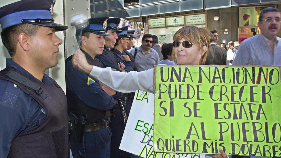 El crisis que culminó en el traumático corralito en el 2001 es, según el macrismo, un error del pasado que no buscan repetir. El crisis que culminó en el traumático corralito en el 2001 es, según el macrismo, un error del pasado que no buscan repetir.