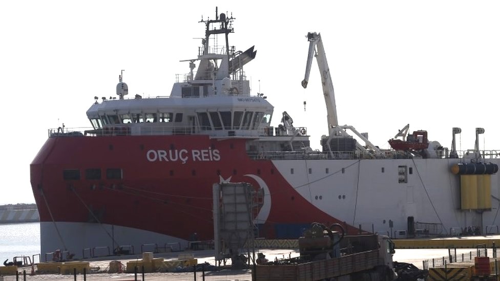 Турецкое исследовательское судно пришвартовано в порту Турции