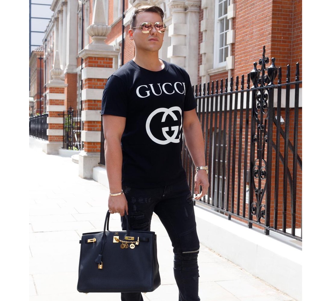 Исраэль Кассол сфотографировался на улице с дизайнерской сумочкой Birkin и футболкой Gucci