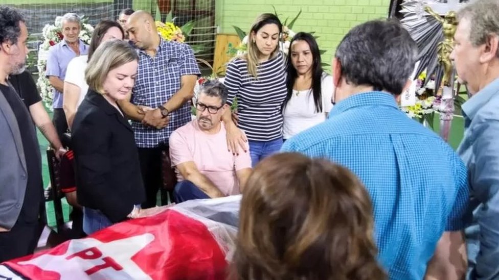 A presidente do PT, Gleisi Hoffmann no velório do petista Marcelo Aloizio de Arruda, morto em um caso de violência política