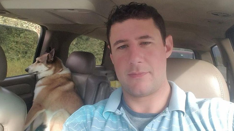 Adrian Murfitt estaba tomando una foto con un amigo cuando recibió un disparo en el cuello, informó un amigo. Adrian Murfitt