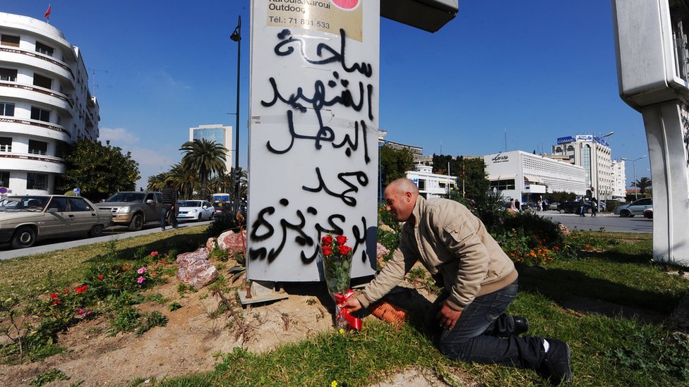 تم تغيير اسم ساحة "7 نوفمبر" التي كانت تشير إلى اليوم الذي تولى فيه زين العابدين بن علي رئاسة البلاد إلى ساحة "الشهيد محمد بوعزيزي" الذي أشعل ثورة بلاده بجسده.