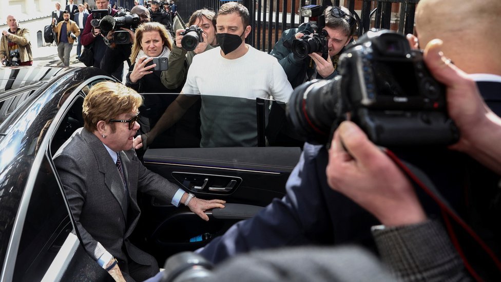 Elton John descendiendo de un auto.