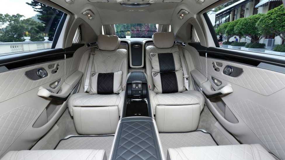 Daimler AG представила последнюю версию своего седана Mercedes-Maybach S-класса за 200 000 долларов.