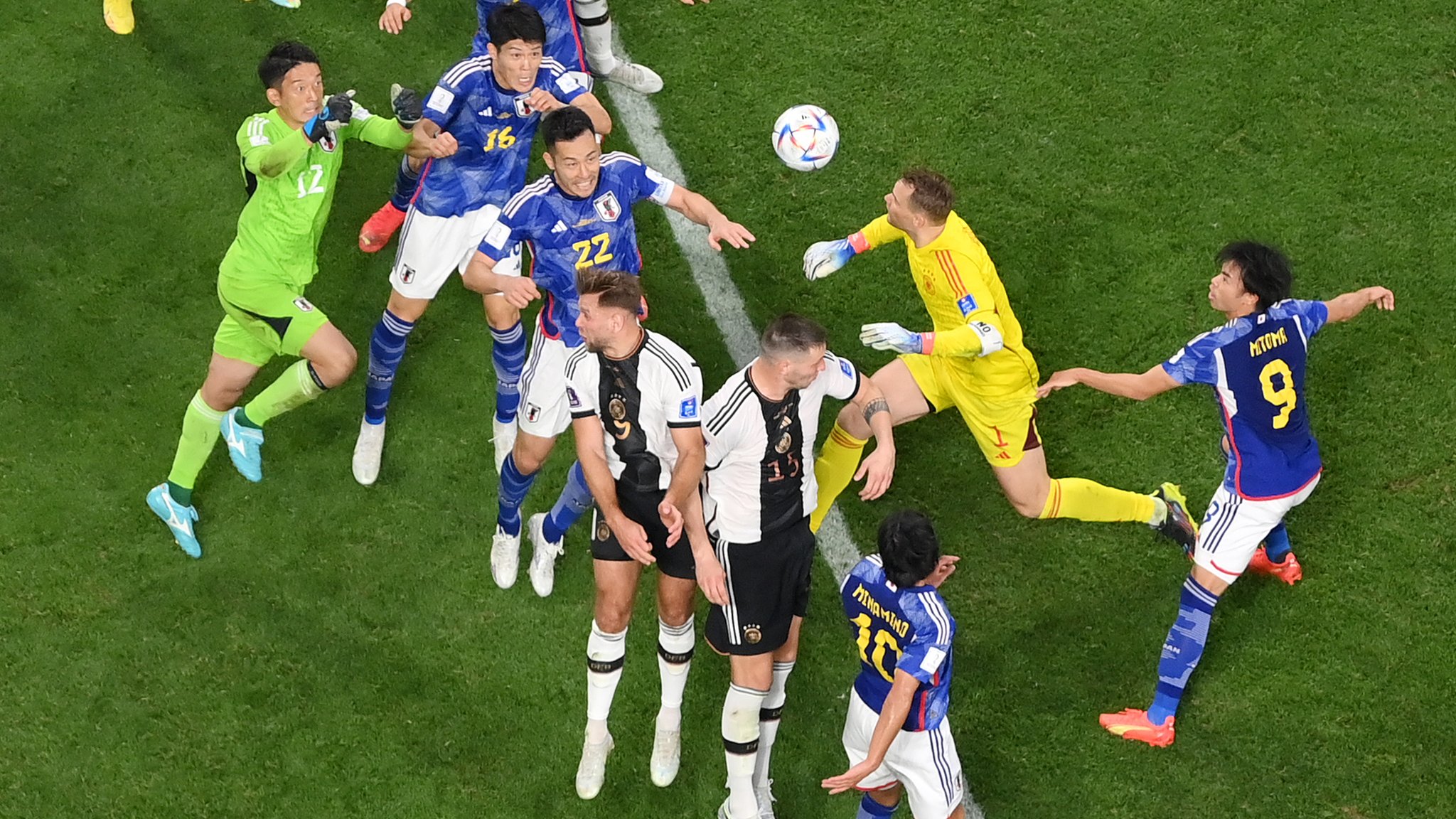 23. novembar: Nemački golman Manuel Nojer uključuje se u napad da bi se nadmetao za udarac glavom sa japanskim odbrambenim igračem Majom Jošidom na međunarodnom stadionu Kalifa (foto: Den Mulan)