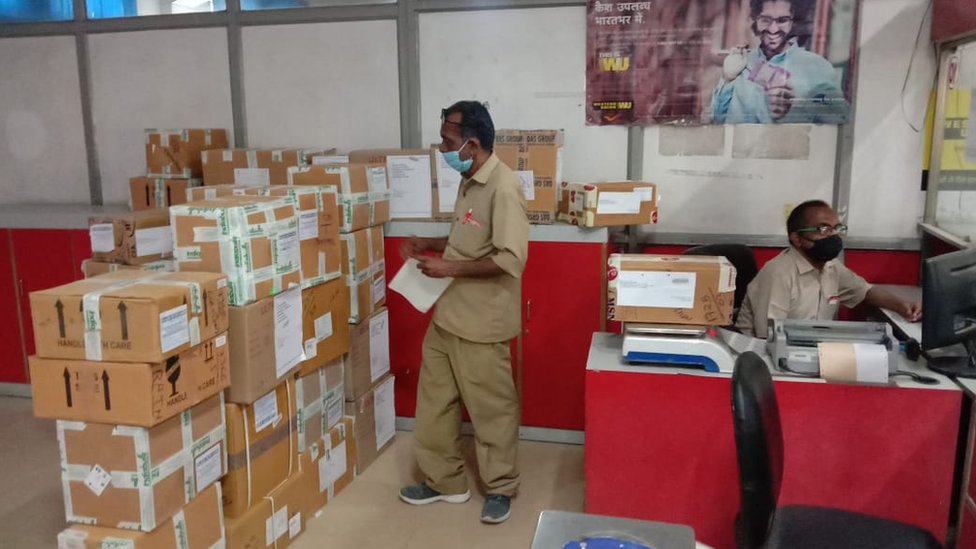 Почтовые работники сортируют медицинские посылки