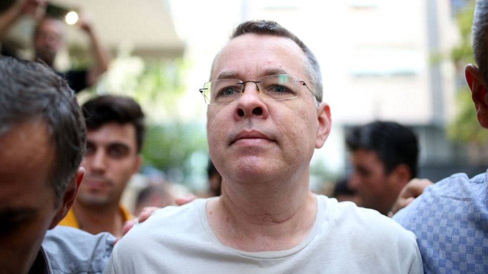 Pastör Andrew Brunson kimdir: Türkiye-ABD ilişkilerinde kriz yaratan davada hüküm ve tahliye - BBC News Türkçe