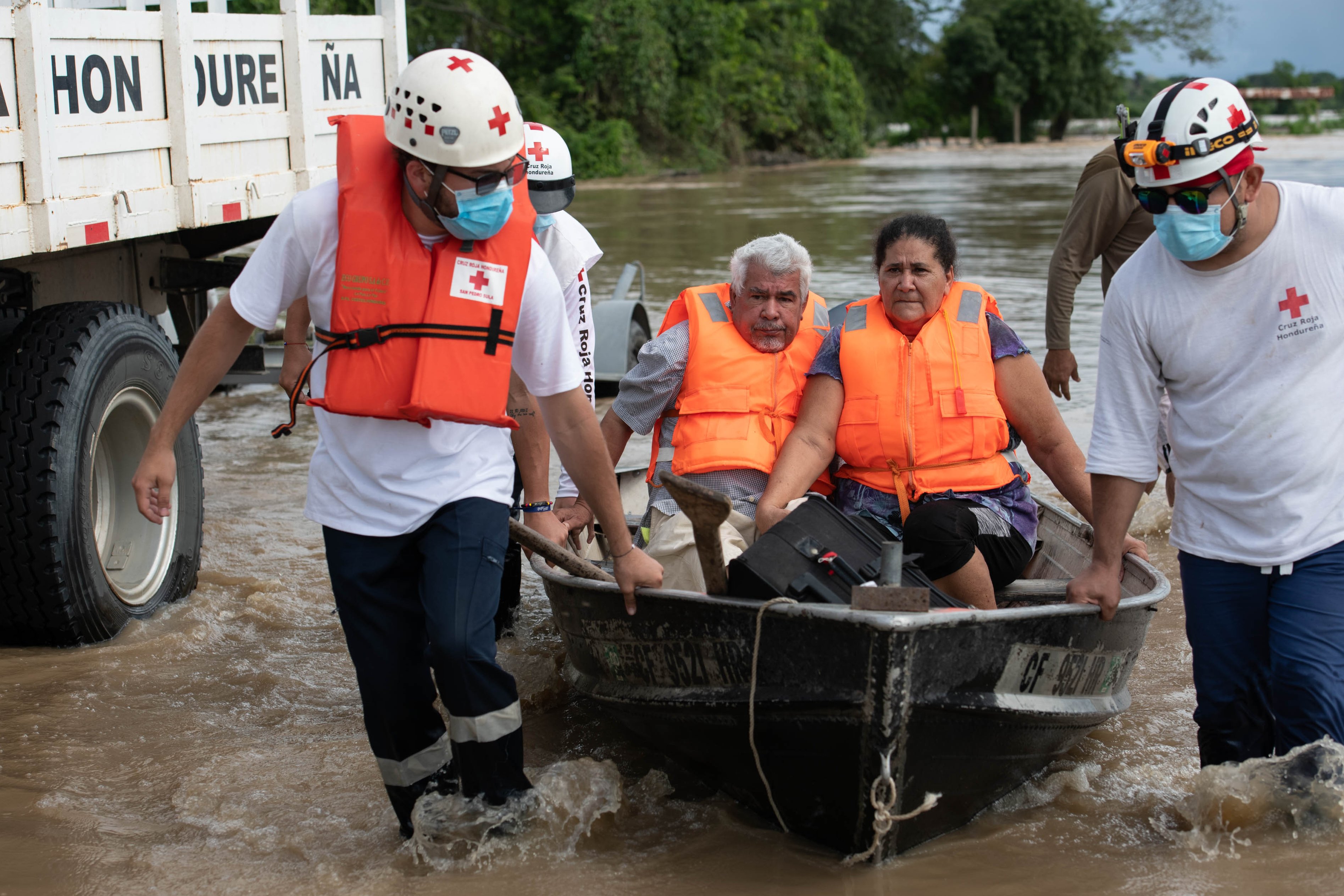 Роберто Майорка и Онейда Перес спасены Красным Крестом и местными жителями в Лос-Бахос-де-Чолома