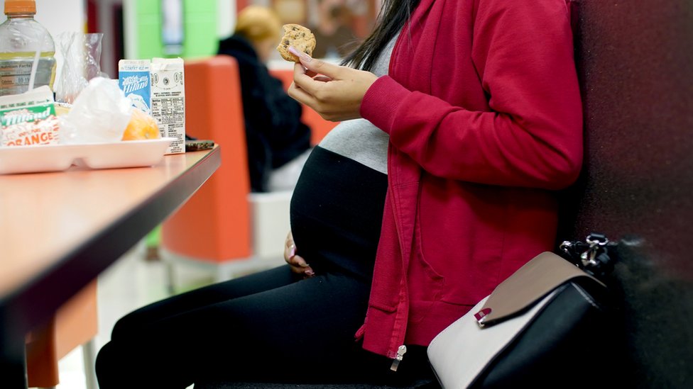 Una estudiante embarazada durante el recero del almuerzo.