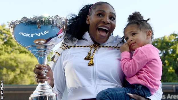 Serena Vilijams slavi osvajanje titule u Okland klasiku 2020. sa ćerkom Olimpijom