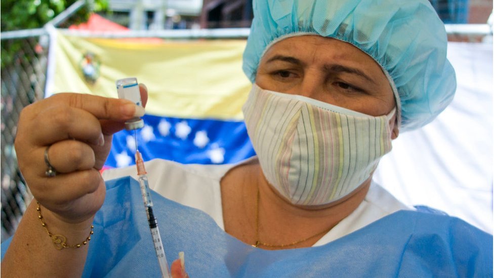 Enfermeira venezuelana com dose de vacina