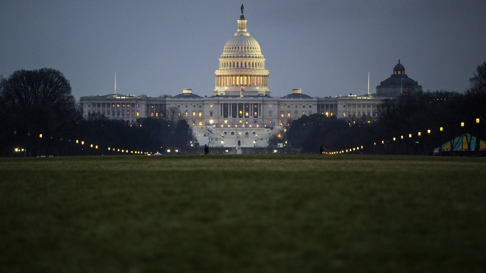 Vista nocturna del Capitolio, sede del Congreso de Estados Unidos