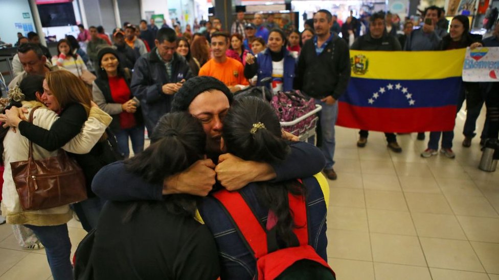 Emigrantes venezolanos son recibidos en una estación de autobuses de Perú.