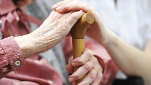 لا تزال هناك مخاوف قوية في بريطانيا على حياة كبارالسن الذين يعيشون في دور الرعاية.