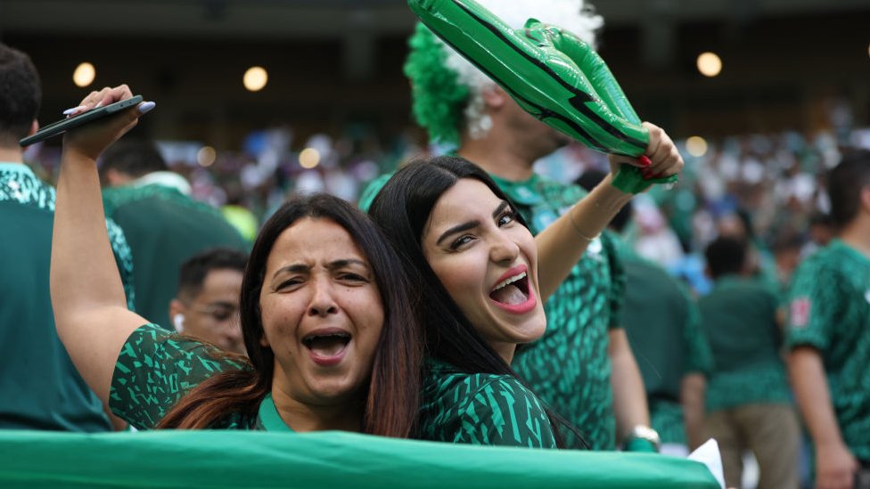 Seguidoras del equipo de fútbol de Arabia Saudita celebran la victoria de su equipo ante Argentina