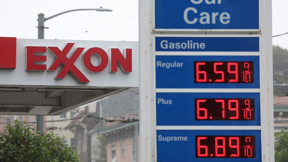 Precios de la gasolina en una estación de Exxon en Estados Unidos en julio de 2022.
