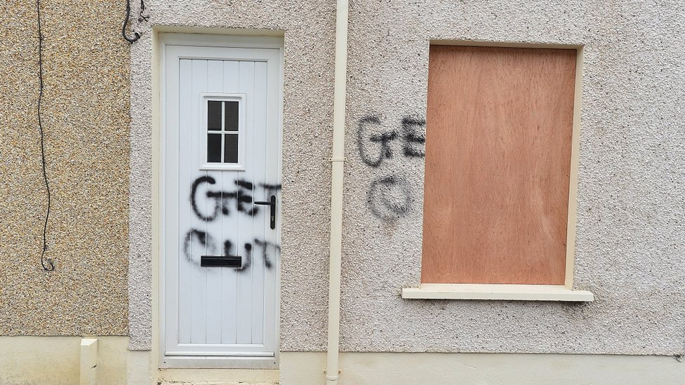 На двери в Ларне нанесена краска с надписью «Выходи»