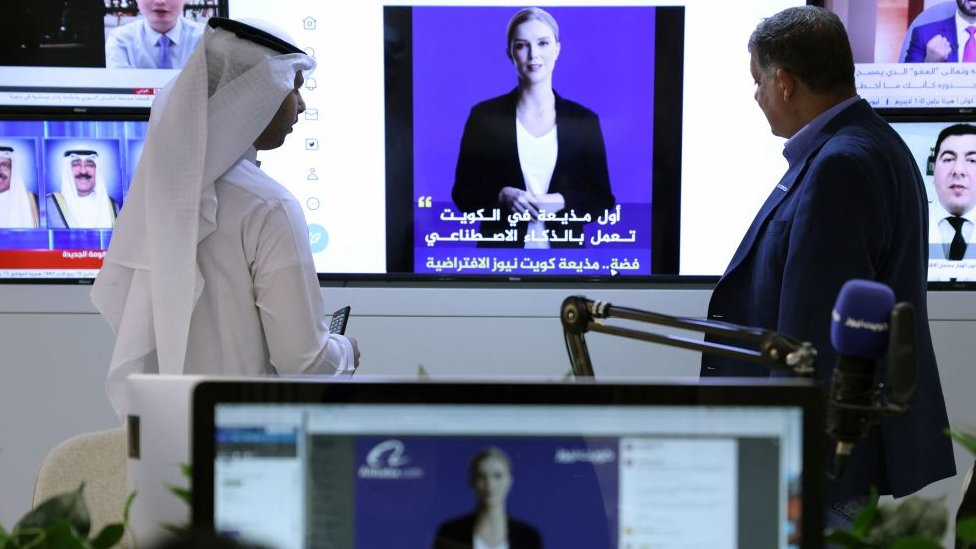 صحفيان يشاهدان فيديو تعريفي لمذيعة الذكاء الاصطناعي فضة على حساب تويتر لمؤسسة كويت نيوز الإعلامية، في مدينة الكويت، 9 أبريل/نيسان 2023