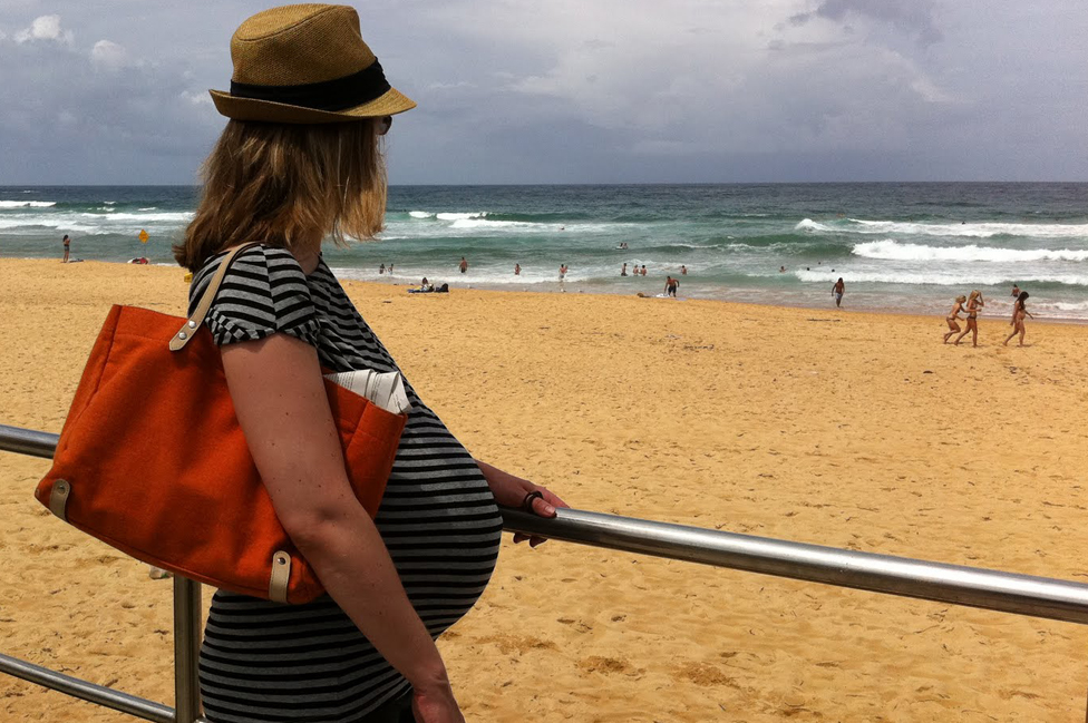Jen, embarazada, en una playa de Australia.