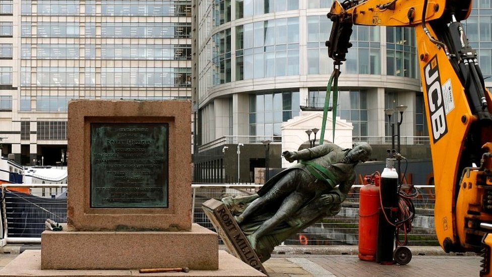 Рабочие снимают статую Роберта Миллигана