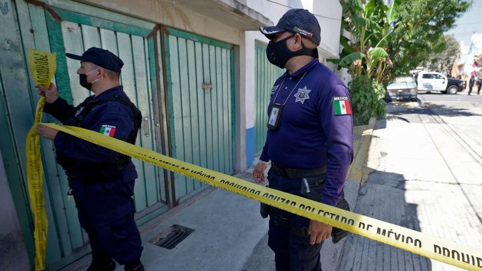 Policías resguardan la vivienda de Mendoza