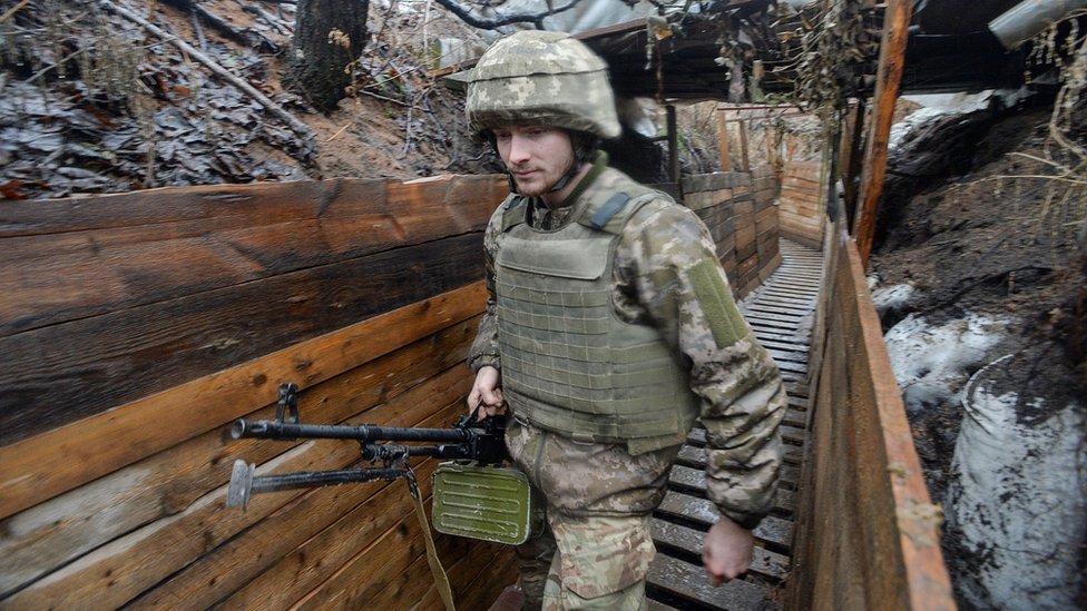 جندي أوكراني على الحدود مع روسيا.