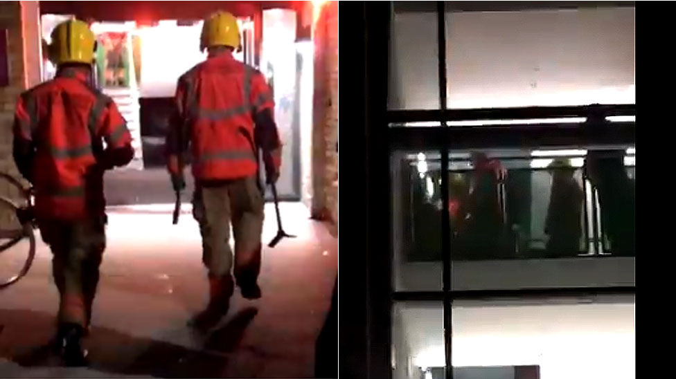 Пожарные освобождают студентов, попавших в ловушку