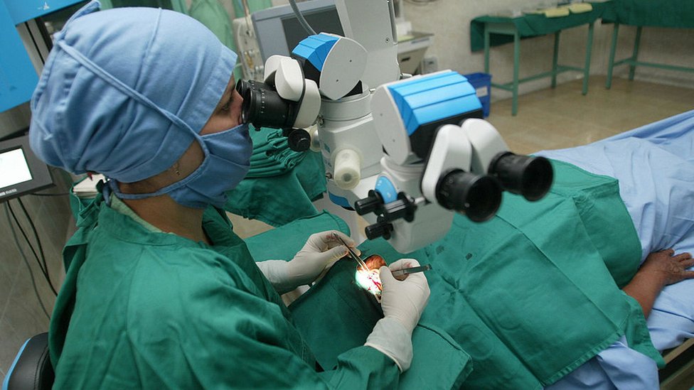 Una doctora cubana realiza una intervención oftalmológica en una clínica en Santa Cruz, Bolivia