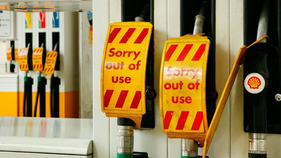 gasolinera de Shell fuera de servicio, foto de archivo.