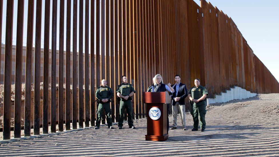 美國國土安全部部長基爾斯滕·尼爾森（Kirstjen Nielsen）2018年參觀已經建造完畢的美墨邊境隔離牆。
