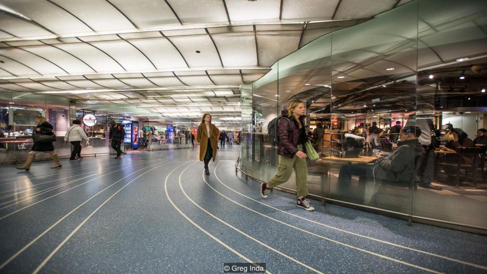 El Pedway es usado para escapar de los días de un verano caliente y de un invierno amargo (Crédito: Greg Inda) Gente caminando por el Pedway