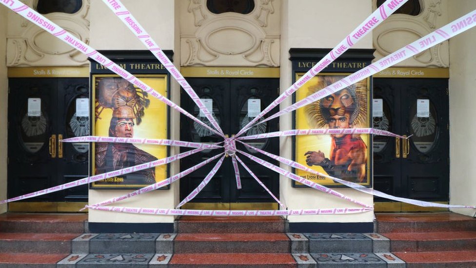 Lyceum Theater, завернутый в послания в поддержку кампании, призывающей правительство предотвратить крах индустрии искусства